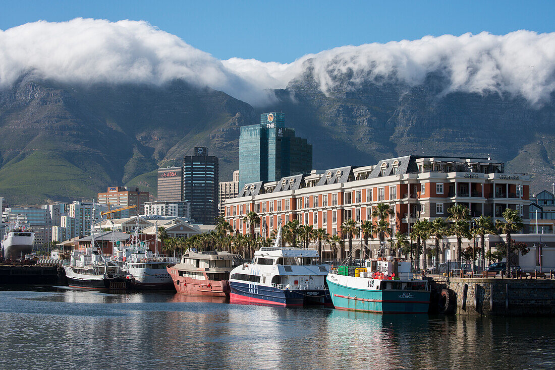 Südafrika, Kapstadt. Victoria & Alfred Waterfront, Tafelberg in der Ferne mit der typischen Wolkendecke, dem "Tischtuch".