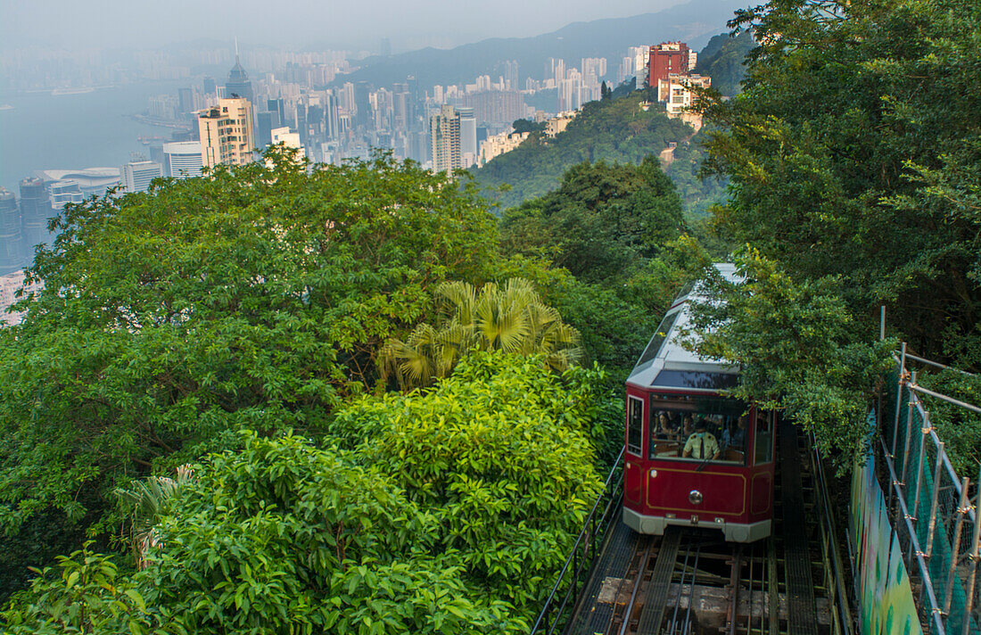 Hongkong China Victoria Peak Tram, die den Berg hinunterfährt, an einem smogigen, nebligen Tag ohne Sicht