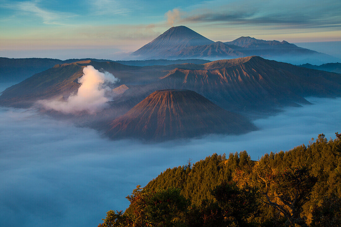 Indonesien, Ost-Java. Überblick über den Berg Bromo und den Berg Merapi.