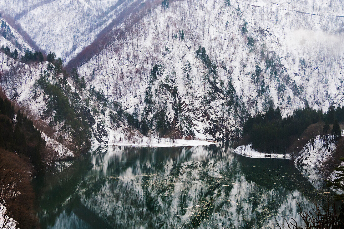 Spiegelung eines verschneiten Berges im See, Präfektur Gifu, Japan
