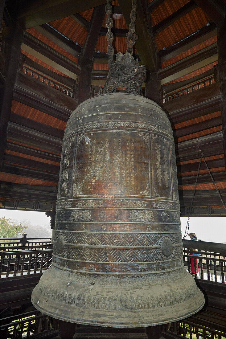 Riesige Glocke im buddhistischen Tempelkomplex Bai Dinh, in der Nähe von Ninh Binh, Vietnam