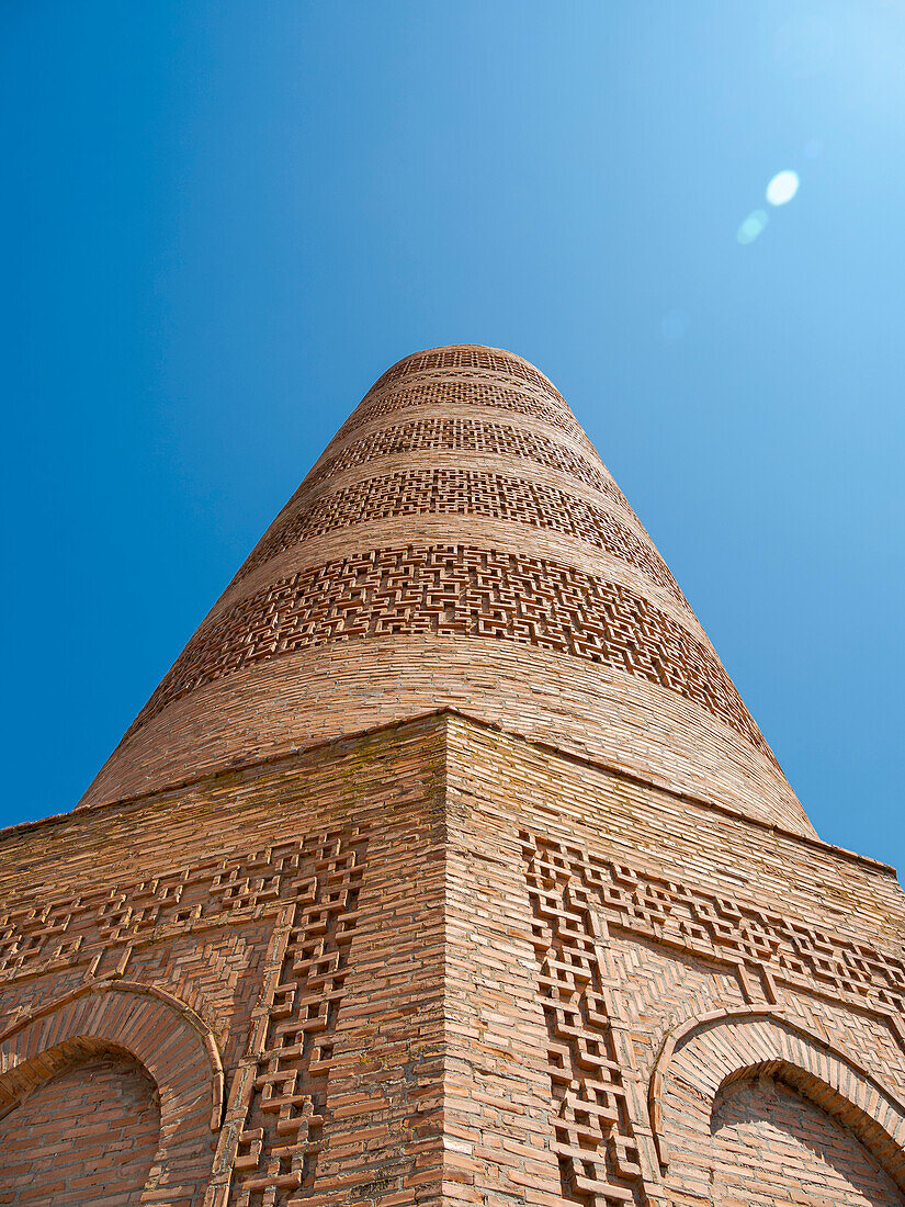 Burana-Turm, ein ehemaliges Minarett und Wahrzeichen Kirgisistans. Balasagun, eine alte Stadt des Kara-Khanid-Khanats, UNESCO-Weltkulturerbe, Seidenstraße des Chang'an-Tian Shan-Korridors, Kirgisistan