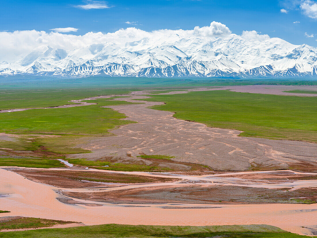 Alay-Tal und die Trans-Alay-Kette im Pamir-Gebirge. Zentralasien, Kirgisistan