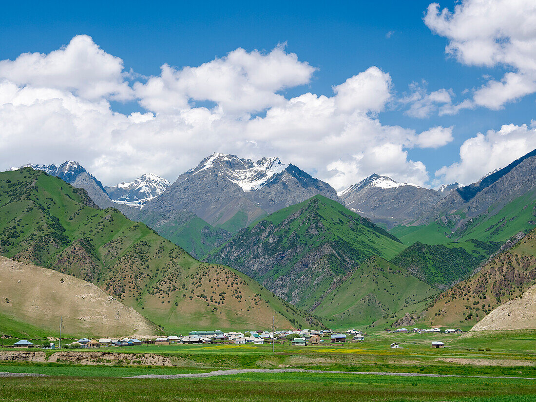 Landschaft entlang des Pamir Highway. Die Bergkette Tian Shan oder Himmelsgebirge. Zentralasien, Kirgisistan