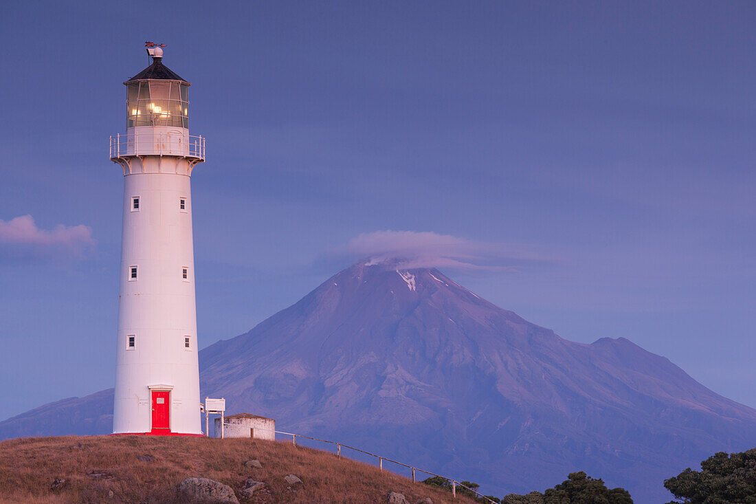 New Zealand, North Island, New Plymouth-area, Pungarehu, Cape Egmont Lighthouse and Mt. Taranaki, dusk