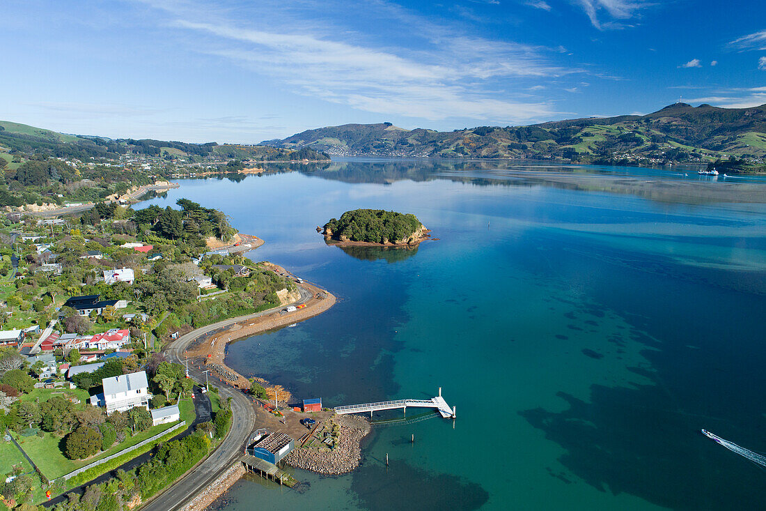 Anlegesteg, Portobello, Otago Peninsula, Pudding Island und Otago Harbour, Dunedin, Südinsel, Neuseeland - Luftaufnahme per Drohne