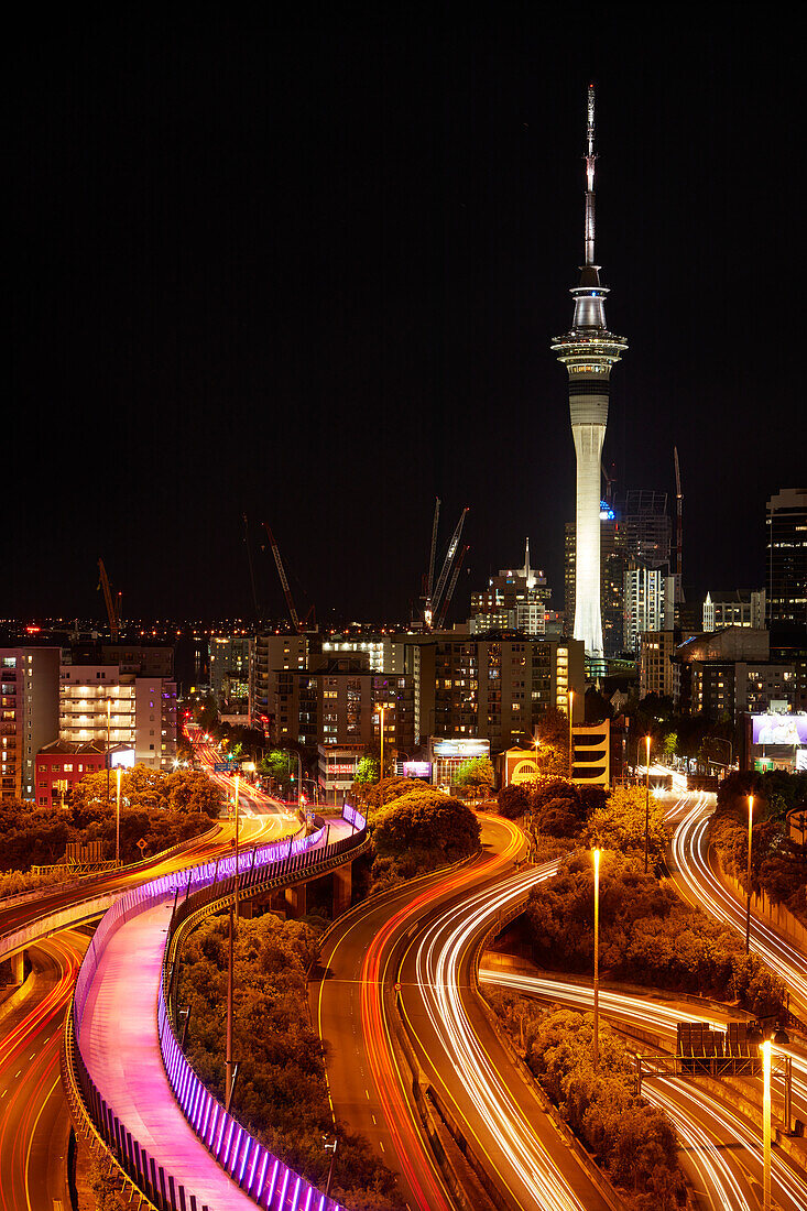 Autobahnen, Lightpath-Radweg und Skytower in der Nacht, Auckland, Nordinsel, Neuseeland
