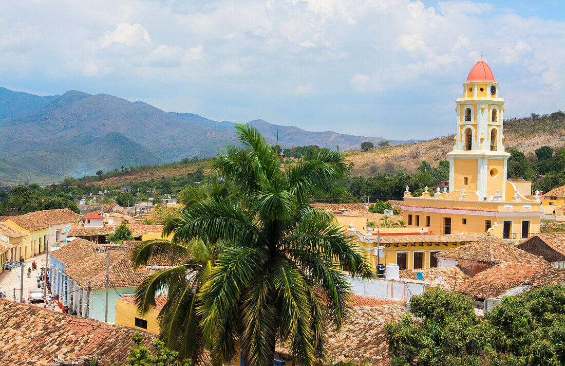 Trinidad Kuba von oben Turm mit Kirche und Berge mit Gebäuden aus Ziegeldächern der zweitältesten Kolonialstadt