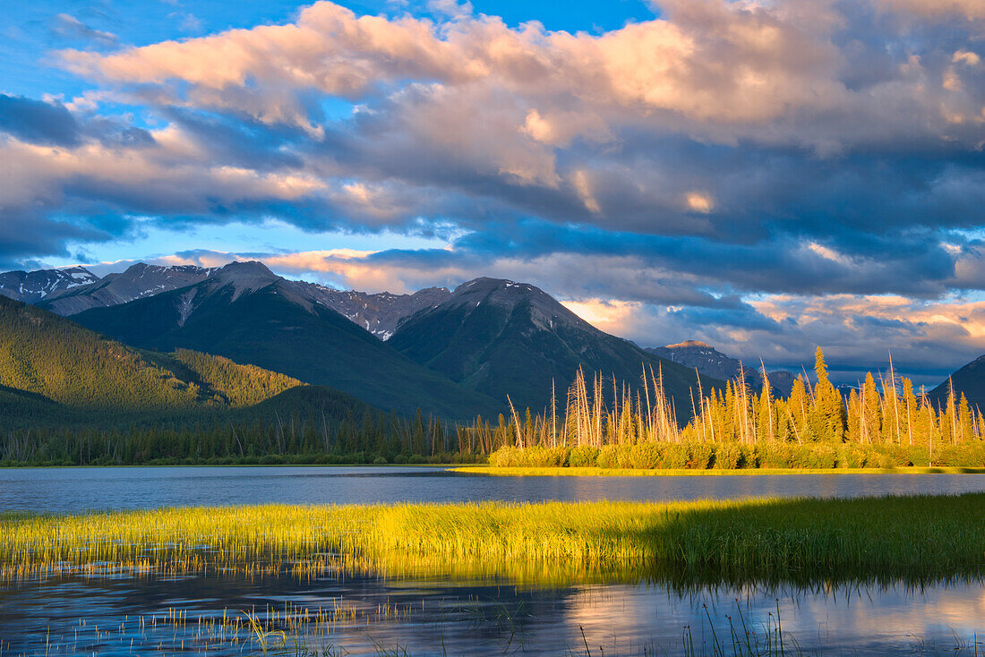 Canada, Alberta, Banff National Park. Mountains and lake at sunrise.