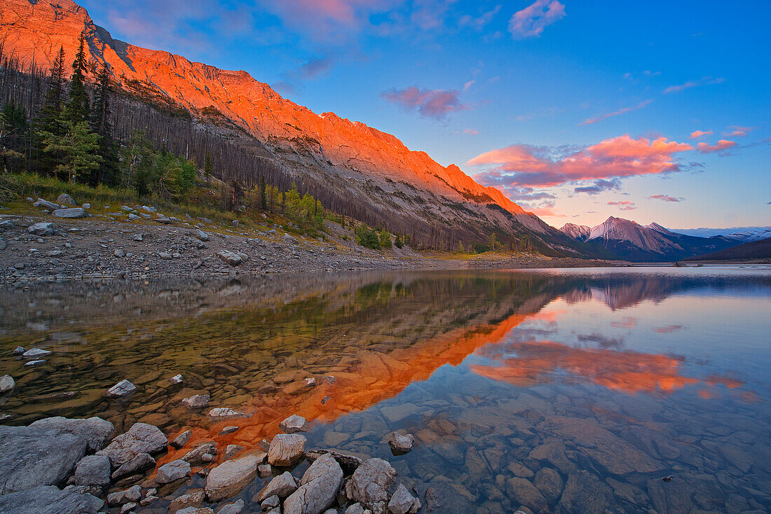 Kanada, Alberta, Jasper-Nationalpark. Sonnenuntergang am Medicine Lake.
