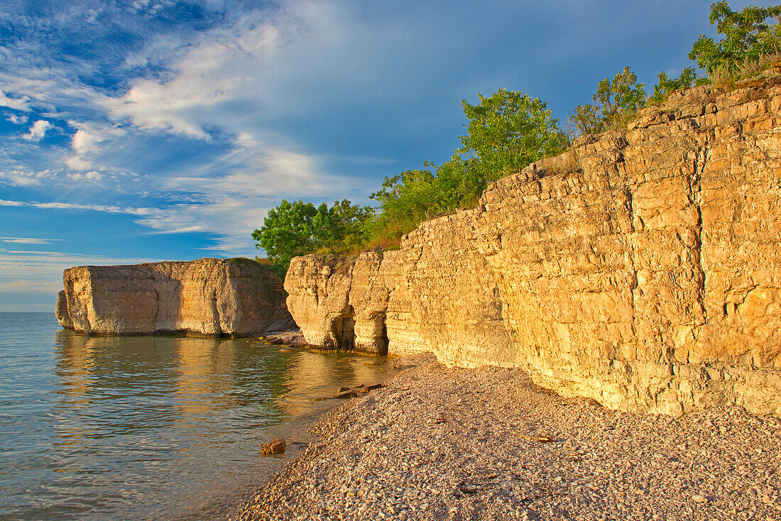 Kanada, Manitoba, Steep Rock. Kalksteinklippen am Lake Manitoba bei Sonnenuntergang. Manitoba, Kanada.
