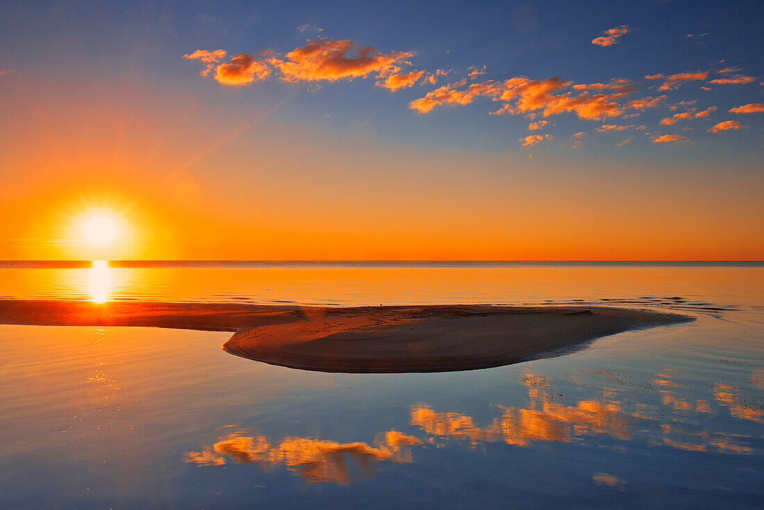 Canada, Manitoba, Matlock. Sunrise on Lake Winnipeg.