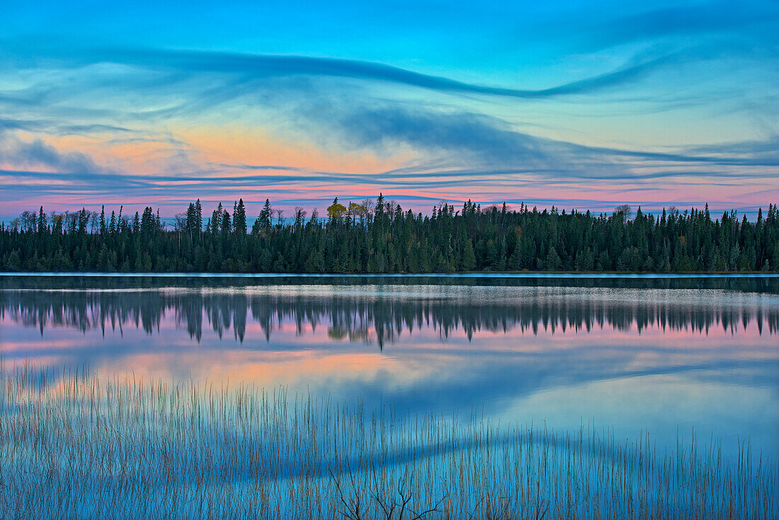 Kanada, Ontario, Longlac. Sonnenaufgang am Klotz Lake.