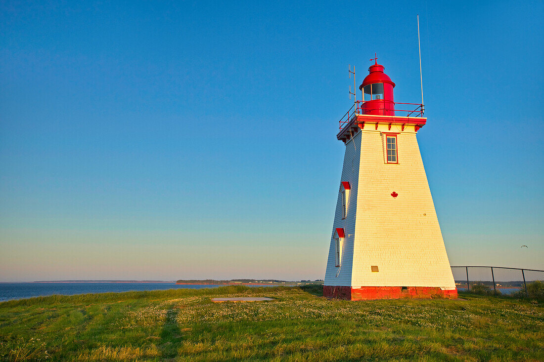 Kanada, Prinz-Edward-Insel. Souris East Leuchtturm auf Knight Point bei Sonnenaufgang.