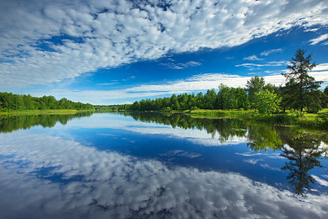 Kanada, Québec, Latulipe. Wolkenreflexion am Riviere Fraser.