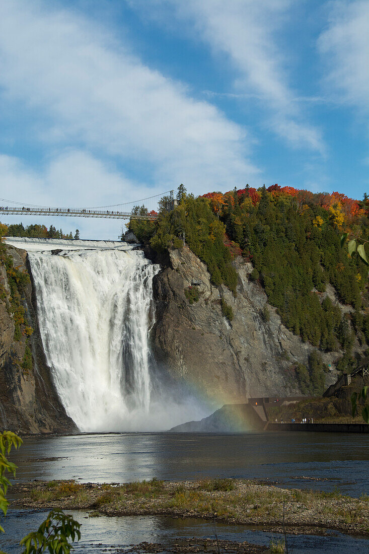 Kanada, Quebec, Quebec-Stadt. Die Montmorency-Fälle an der Mündung des Montmorency-Flusses, auch bekannt als Parc de la Chute-Montmorency, im Herbst.
