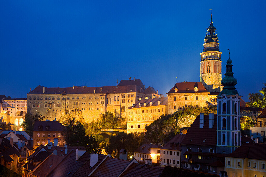 Europa, Tschechische Republik, Cesky Krumlov. Überblick über die Stadt bei Nacht.