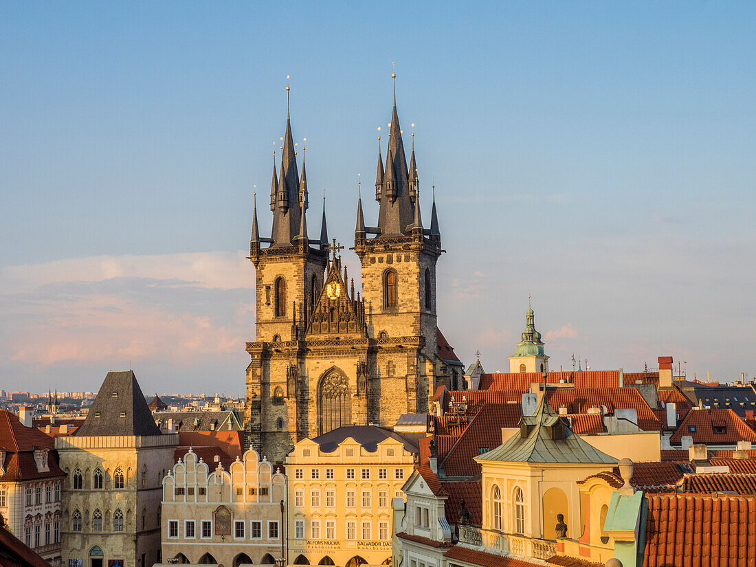Europa, Tschechische Republik, Prag. Die 1385 gegründete Tyn-Kirche dominiert eine Seite des Altstädter Ringes in Prag. Die Türme dieser mächtig wirkenden gotischen Kirche (mit barockem Innenraum) sind von ganz Prag aus zu sehen.