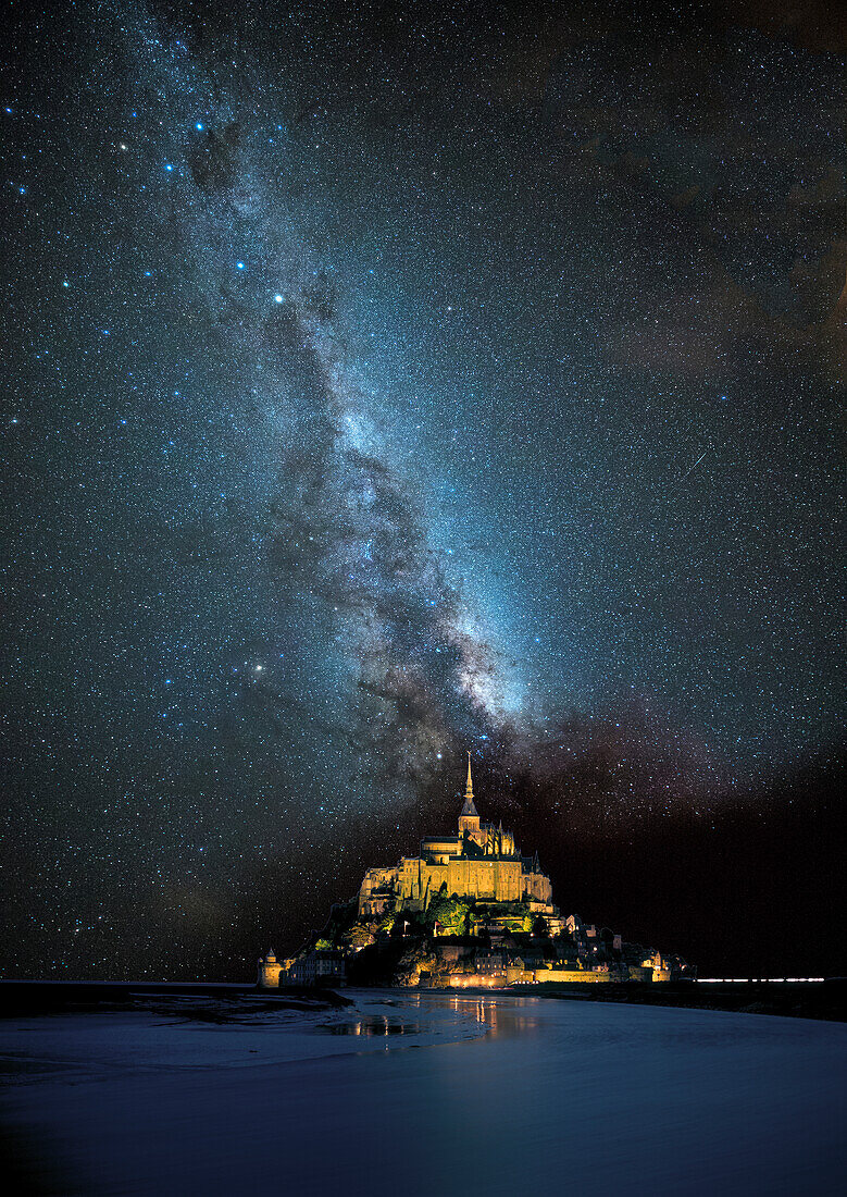 Europa, Frankreich. Milchstraße über dem Wahrzeichen von Le Mont St. Michel.