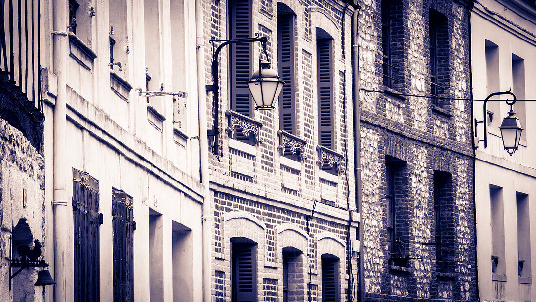 Enge Straße und Häuser, Honfleur, Normandie, Frankreich