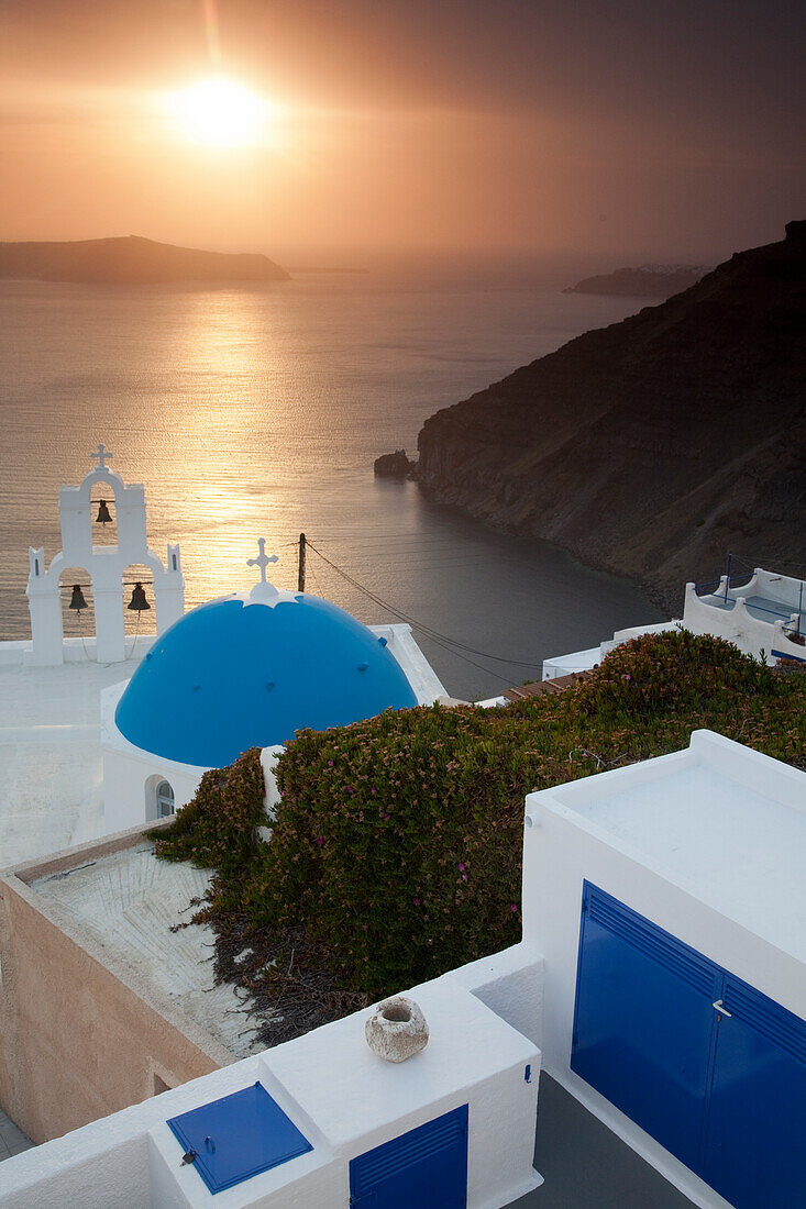 Griechenland, Santorin, Blaue Kuppel und Glockenturm bei Sonnenuntergang