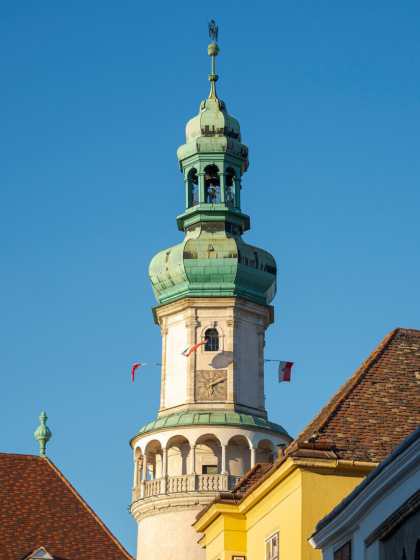 Feuerwachturm (Tueztorony), das Wahrzeichen von Sopron am Hauptplatz. Sopron in Transdanubien im Westen Ungarns nahe der Grenze zu Österreich. Osteuropa, Ungarn.