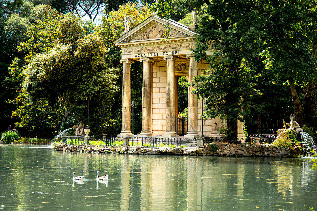 Italien, Rom. Pincio (Pincianischer Hügel), Garten der Villa Borghese, Laghetto de Villa Borghese (künstlicher See) und Äskulaptempel, 18. Jahrhundert, ionische Säulen.