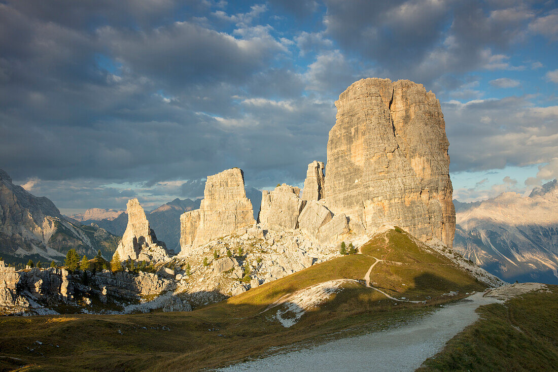 Abendliches Sonnenlicht über den Cinque Torri, Dolomiten, Belluno, Venetien, Italien