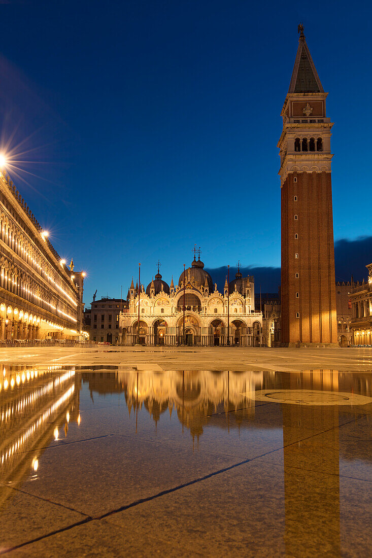 Spiegelungen am frühen Morgen, Markusplatz, Venedig, Venetien, Italien