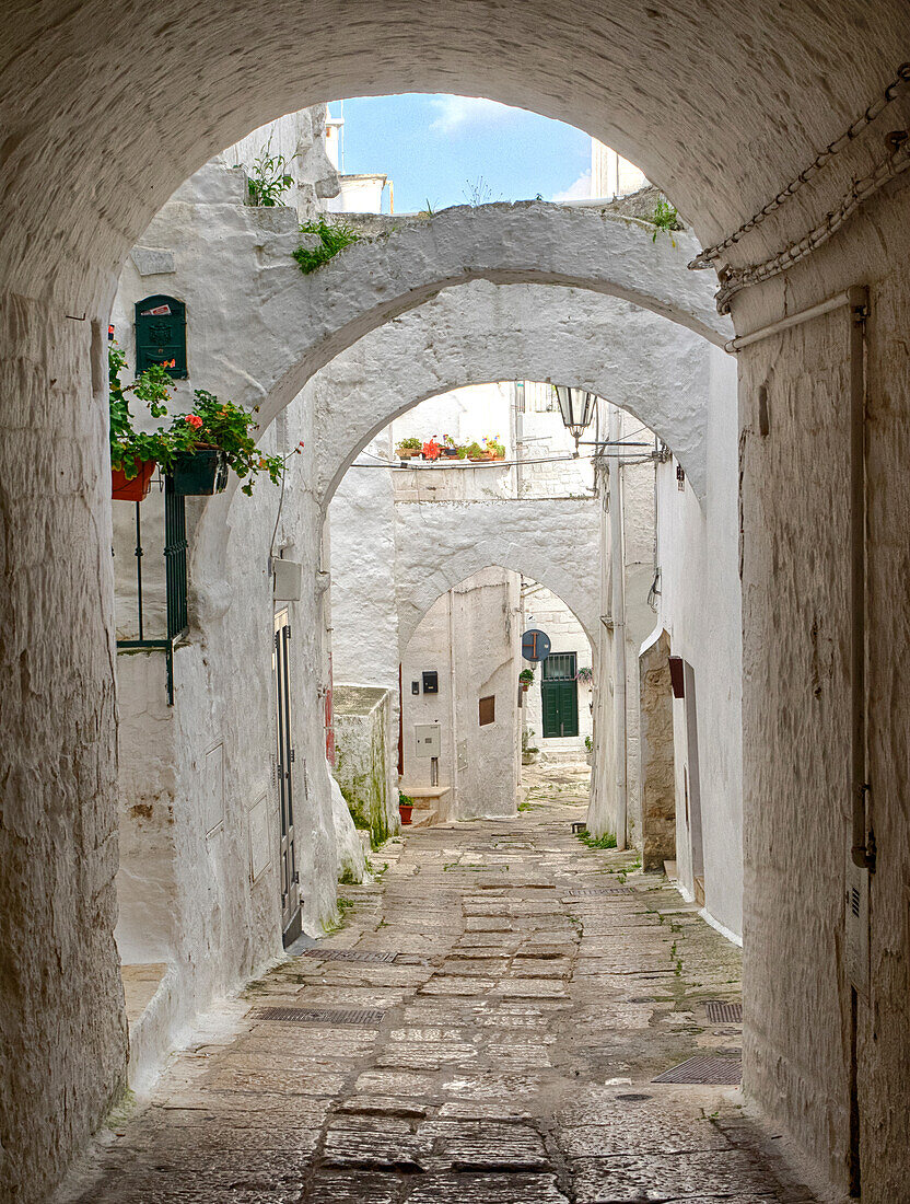 Italien, Apulien, Brindisi, Itria-Tal, Ostuni. Die engen Gassen der Altstadt von Ostuni.