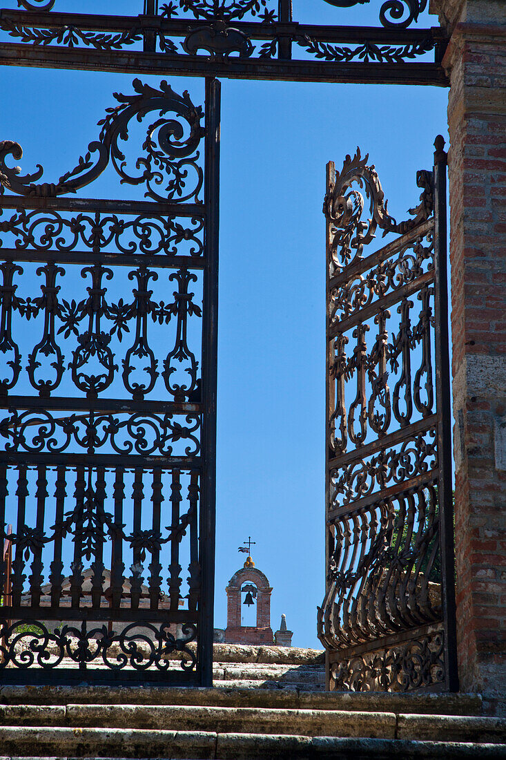 Italien, Toskana, Montepulciano. Das schmiedeeiserne Tor, das zum Friedhof in der Nähe der Kirche San Biaggio führt.