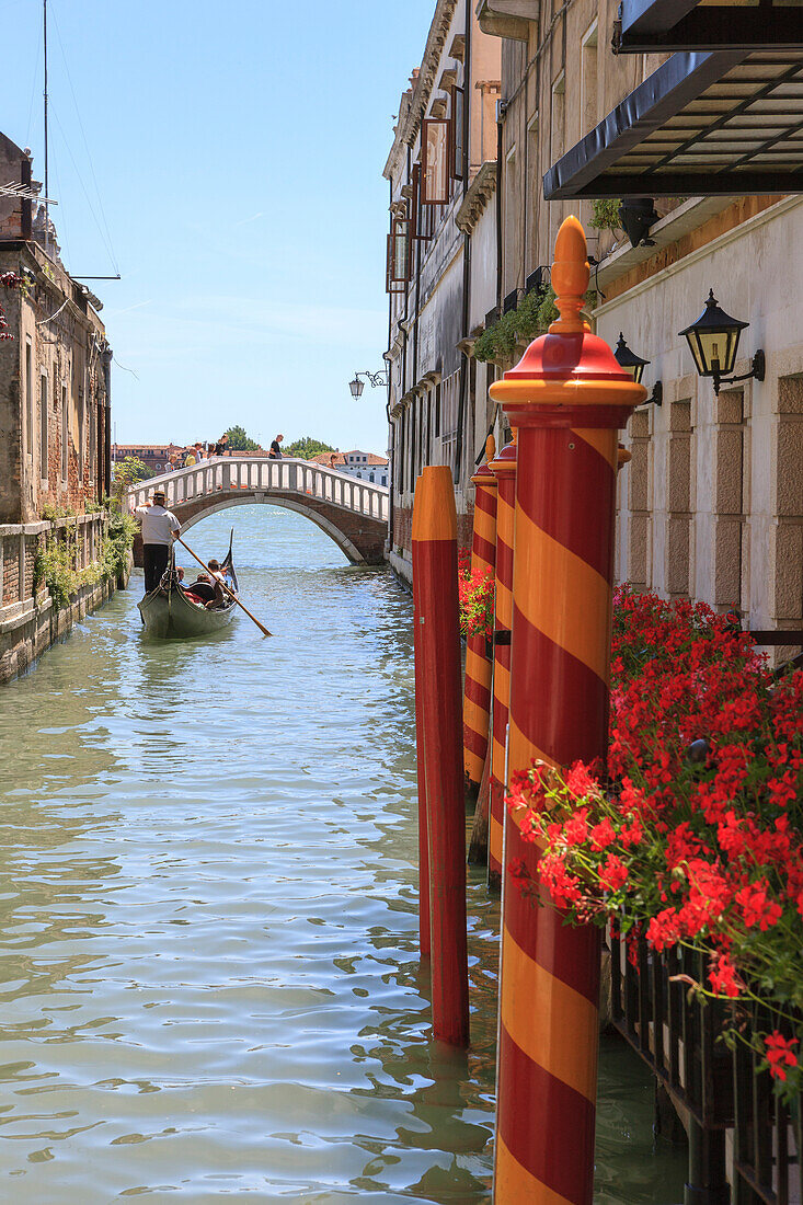 Gondel im engen Kanal. Venedig. Italien.