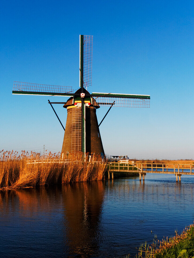 Europa; Niederlande; Kinderdijk; Windmühlen mit Abendlicht entlang des Kinderdijk-Kanals