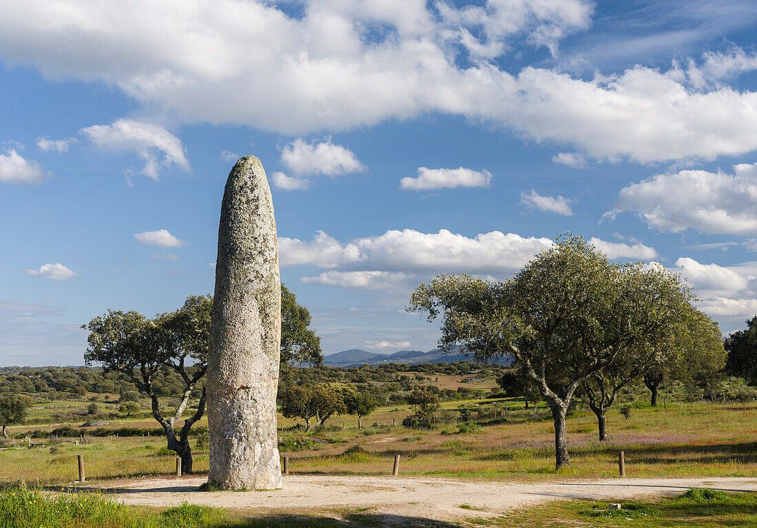 Menhir da Meada in der Nähe von Marvao im Alentejo. Der Menhir da Meada ist der höchste Menhir auf der iberischen Halbinsel. Europa, Südeuropa, Portugal, April