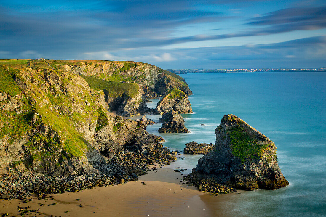 Bedruthan Steps an der Küste von Cornwall, England