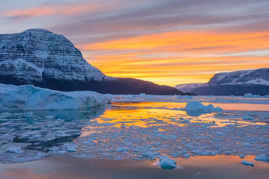 Grönland. Scoresby Sund. Gasefjord. Sonnenuntergang mit Eisbergen und Brucheis.