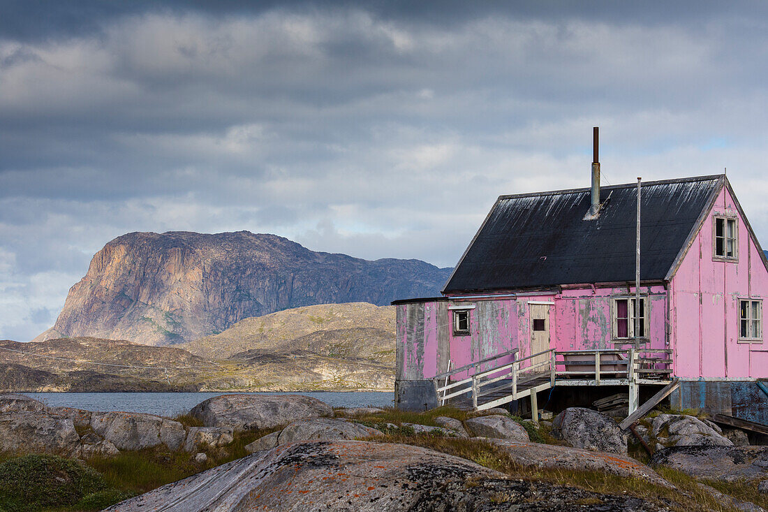 Grönland, Itilleq. Abgenutztes rosa Haus.