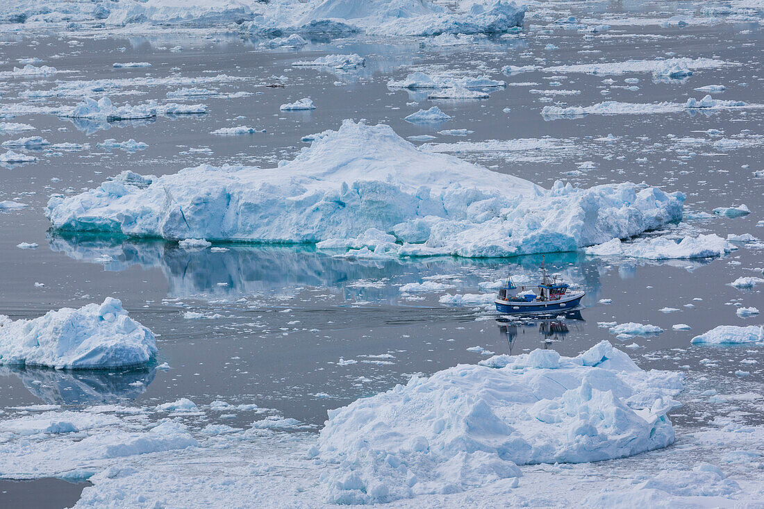 Grönland, Diskobucht, Ilulissat, Blick auf schwimmendes Eis und Fischerboot
