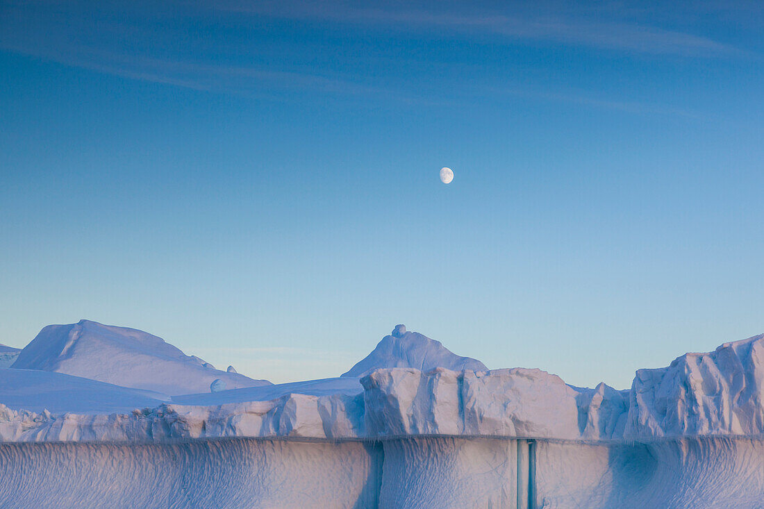 Grönland, Diskobucht, Ilulissat, Treibeis bei Sonnenuntergang mit Mondaufgang