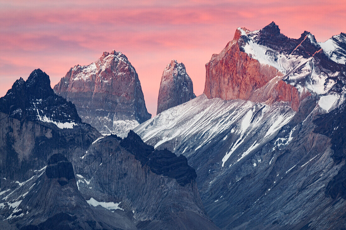 Paine-Massiv bei Sonnenuntergang, Torres del Paine Nationalpark, Chile, Südamerika, Patagonien