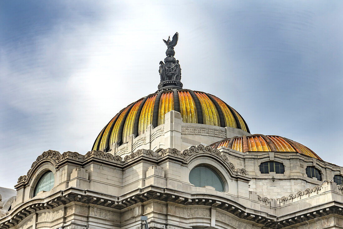 Palacio de Bellas Artes, Mexiko-Stadt, Mexiko. Erbaut im Jahr 1932 als Nationaltheater und Kunstmuseum. Mexikanischer Adler auf dem Dach.