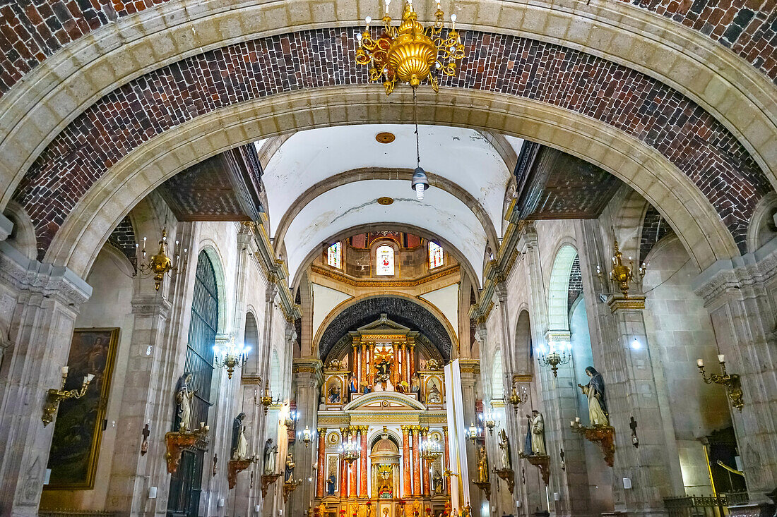 Bogen Eingang Basilika Altar Santo Domingo Kirche, Mexiko-Stadt, Mexiko. Die Kirche wurde in den 1500er Jahren erbaut.