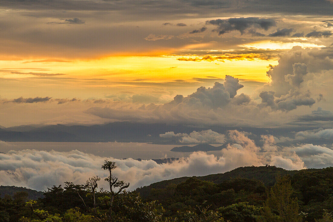 Costa Rica, Monteverde Nebelwald-Reservat. Landschaft bei Sonnenuntergang.