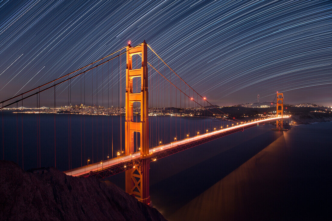 USA, Kalifornien, San Francisco. Komposit von Sternspuren über der Golden Gate Bridge.