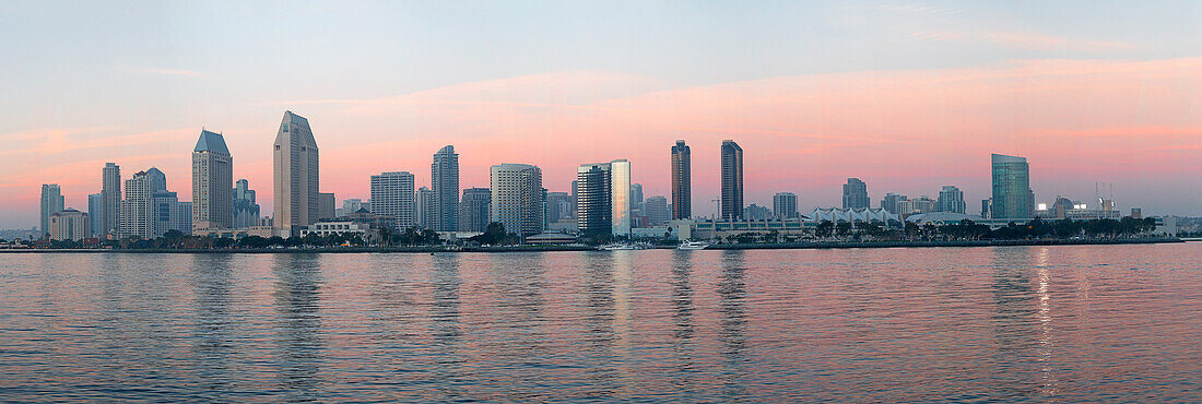 USA, Kalifornien, San Diego. Panorama der Skyline von San Diego von der Coronado-Halbinsel aus gesehen.