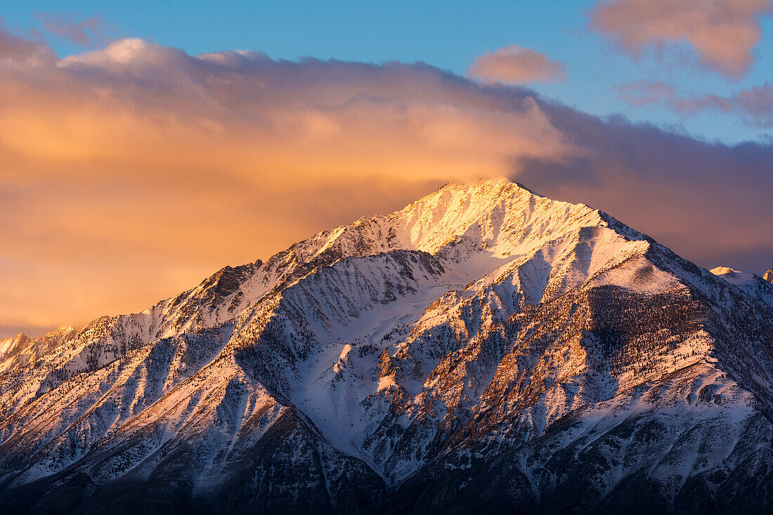 Winterlicher Sonnenaufgang am Mount Tom, Inyo National Forest, Sierra Nevada Mountains, Kalifornien USA