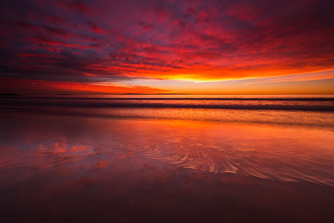 Sonnenuntergang über den Kanalinseln vom Ventura State Beach aus, Ventura, Kalifornien, USA