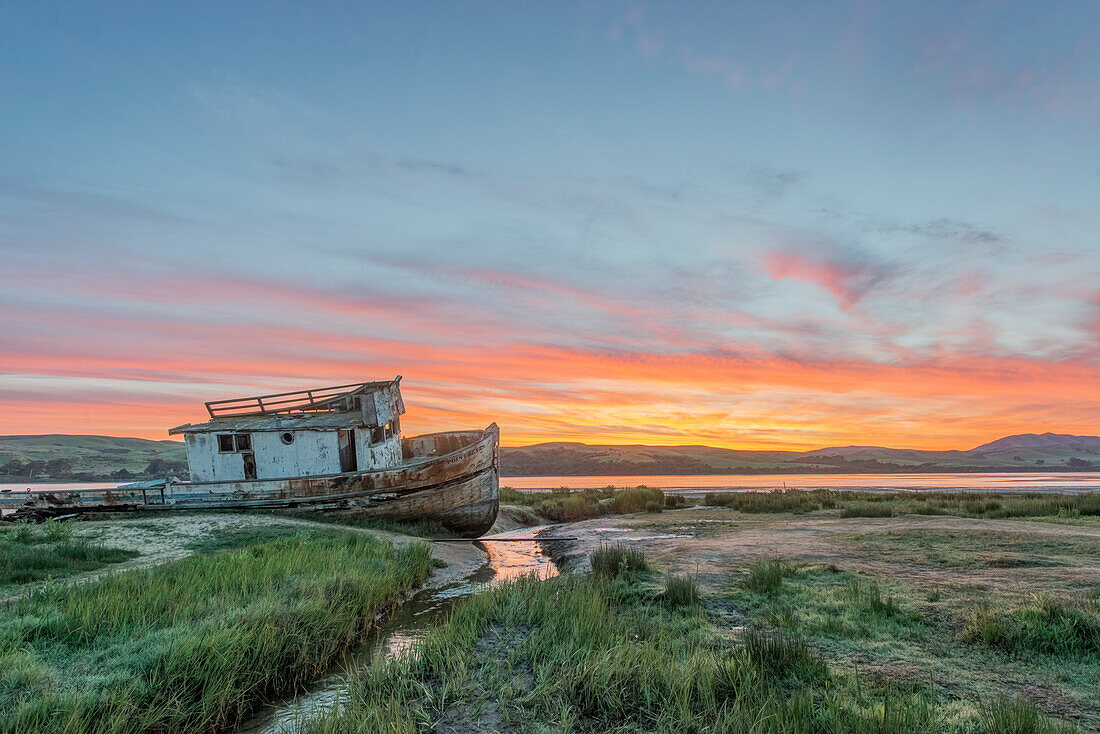 USA, CA, Point Reyes National Seashore, Shipwreck Sunrise