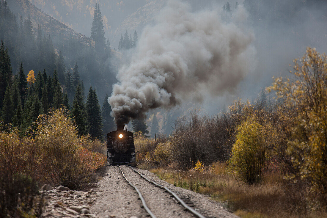 USA, Colorado, Silverton. Durango & Silverton Schmalspurbahn erklimmt Steigung.