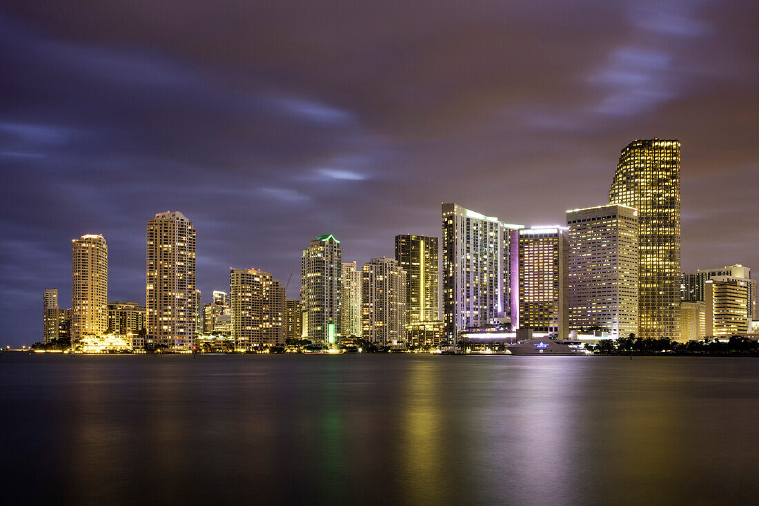 Abenddämmerung über der Skyline von Miami, Miami, Florida, USA